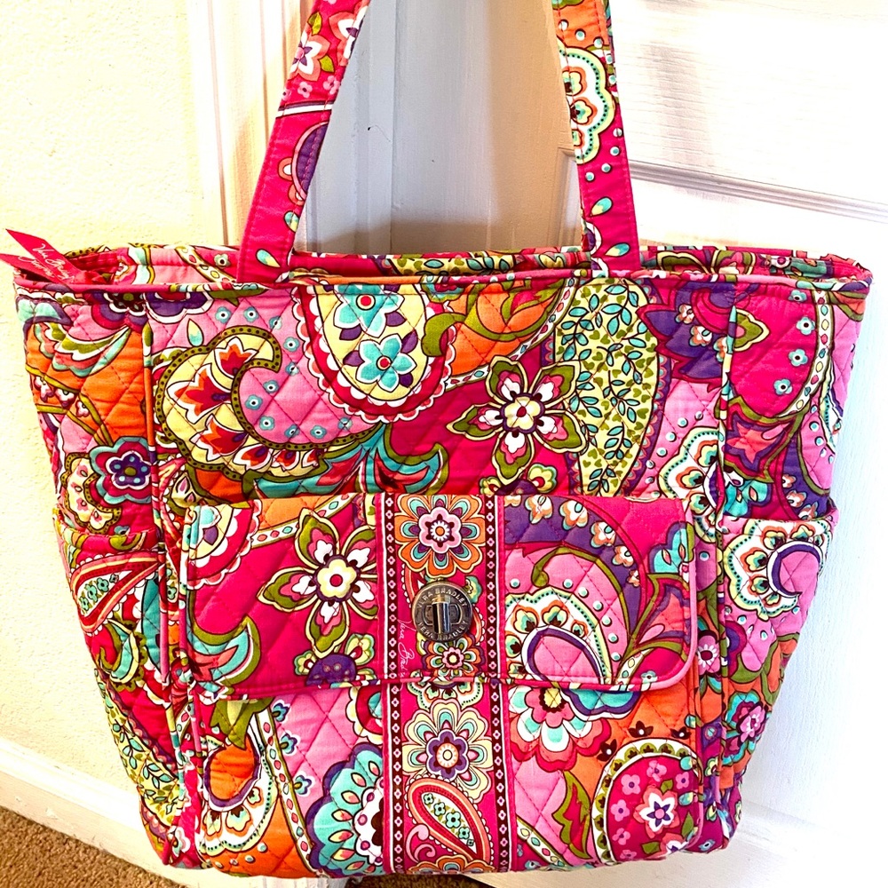 Lovely Pink Vera Bradley 👛 Mid Size Bag